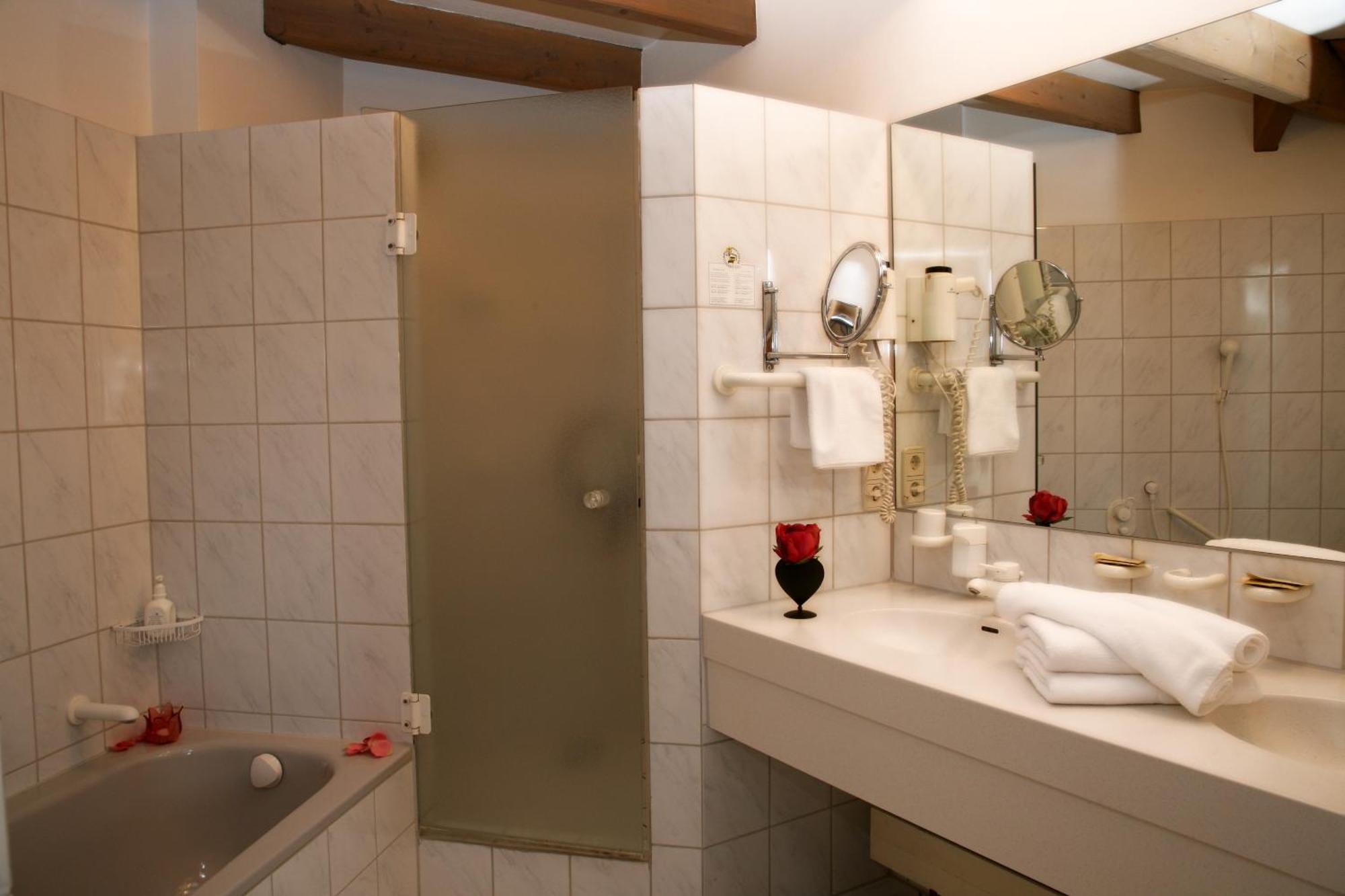Hotel Mohren Ochsenhausen Bagian luar foto