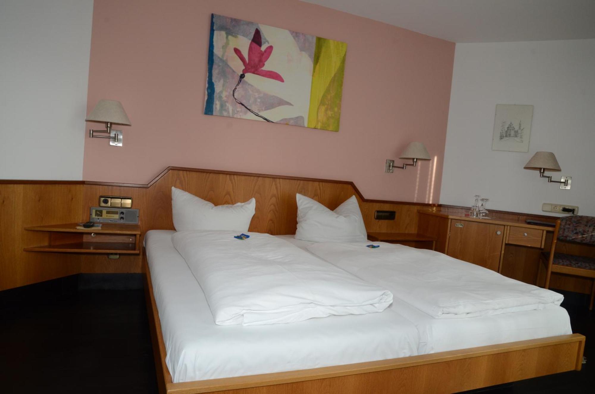 Hotel Mohren Ochsenhausen Bagian luar foto