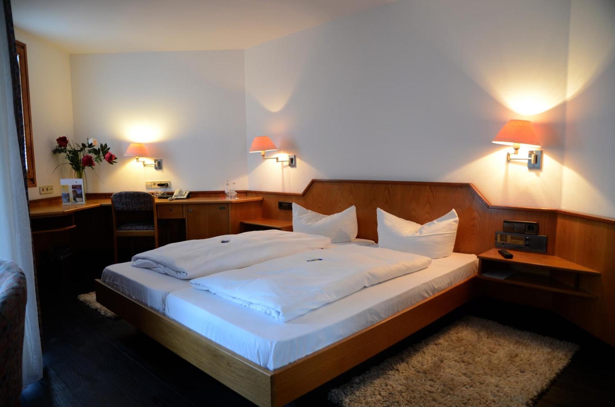 Hotel Mohren Ochsenhausen Bagian luar foto