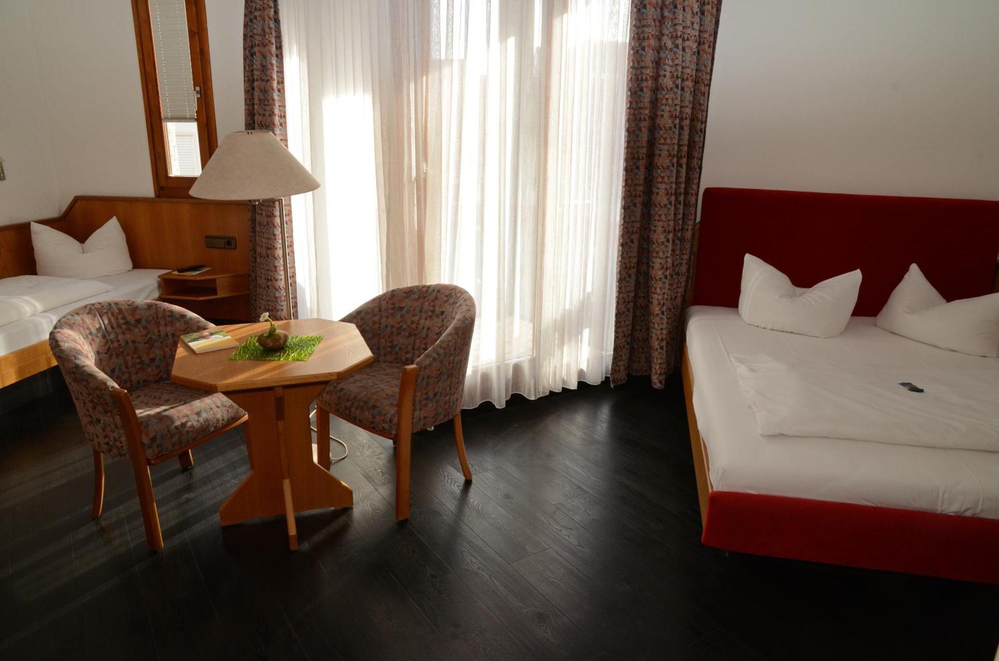 Hotel Mohren Ochsenhausen Bagian luar foto